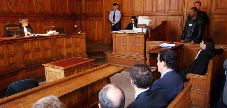 Visite du ministre de la Justice au TGI de Paris pour l'application de la procedure nouvelle du plaider coupable